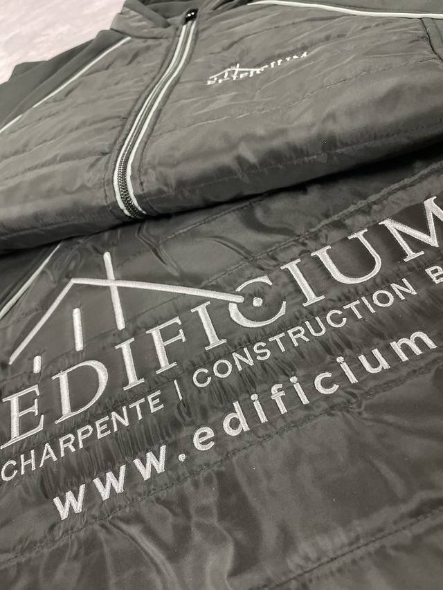 Marquage textile — Edificium : flocage doudoune veste charpente bois