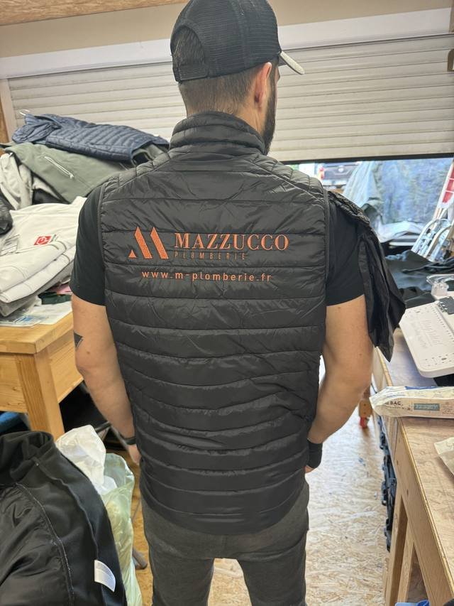 Marquage textile — Mazzucco Plomberie : flocage doudoune plombier
