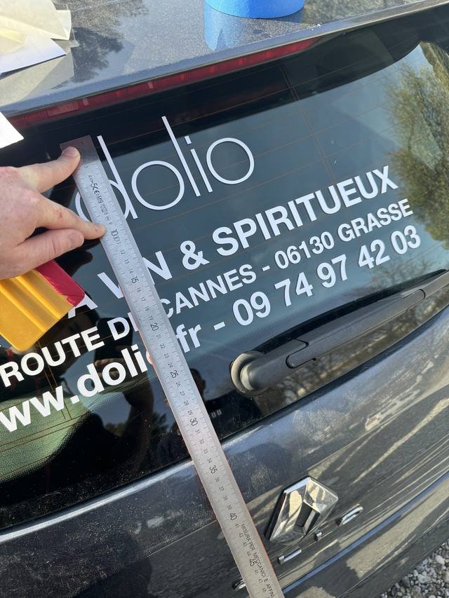 Marquage véhicule — Dolio : lettrage vitre arriere cave a vin grasse