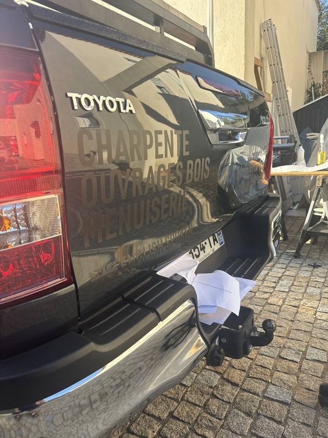 Marquage véhicule — Fraser Timber Works : marquage pickup toyota hilux charpente bois