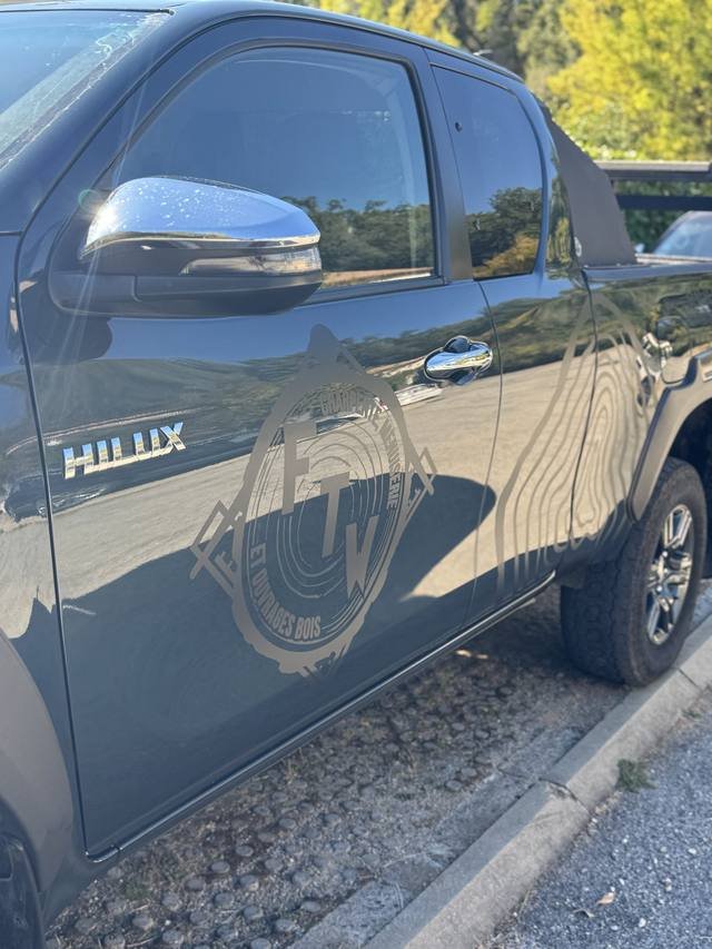 Marquage véhicule — Fraser Timber Works : marquage pickup toyota hilux charpente bois
