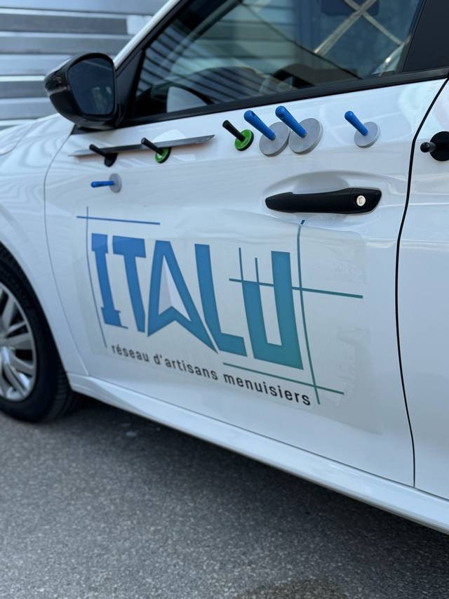 Marquage véhicule — Italu : lettrage vehicule reseau artisans menuisiers