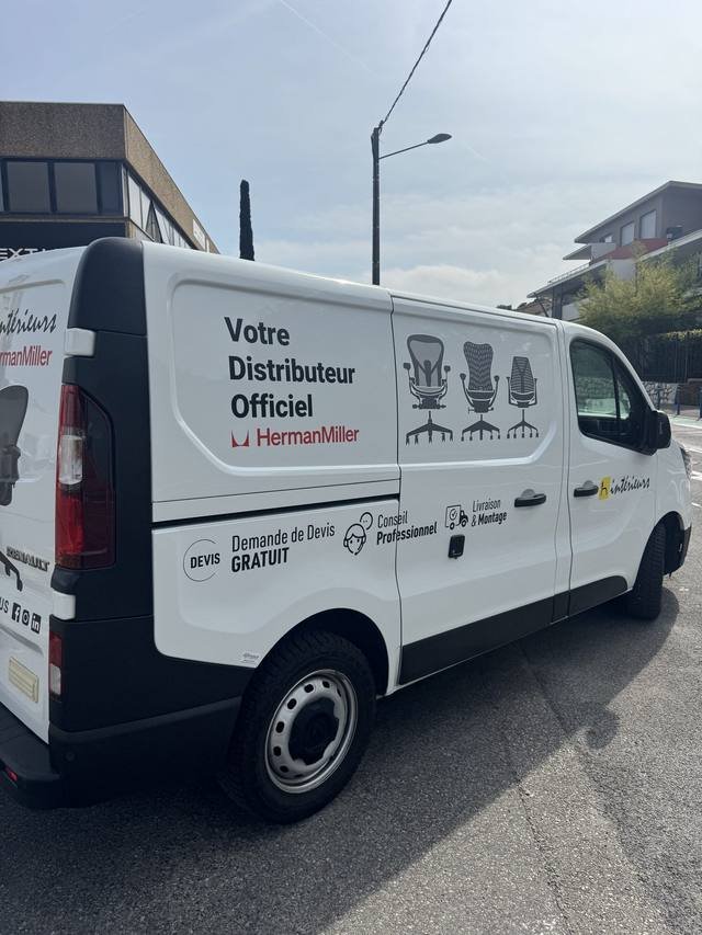 Marquage véhicule — M Intérieurs : habillage utilitaire mobilier de bureau