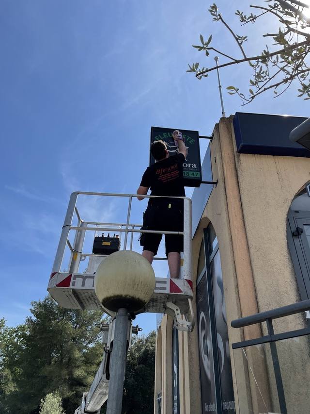 Pose & installation — Fleuriste Flora : pose enseigne drapeau fleuriste nacelle