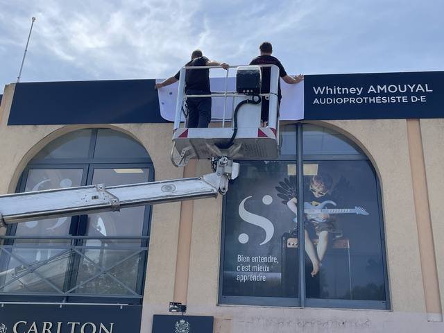 Pose & installation — Sonance Audition : pose enseigne bandeau nacelle equipe