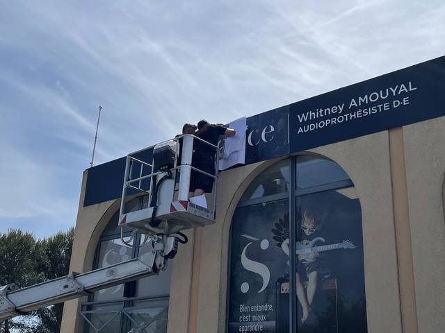 Pose & installation — Sonance Audition : pose enseigne bandeau nacelle equipe