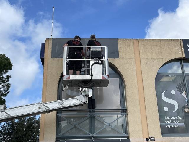 Pose & installation — Sonance Audition : pose enseigne nacelle facade immeuble