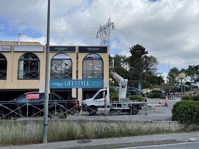 Pose & installation — Sonance Audition : pose enseigne nacelle facade immeuble