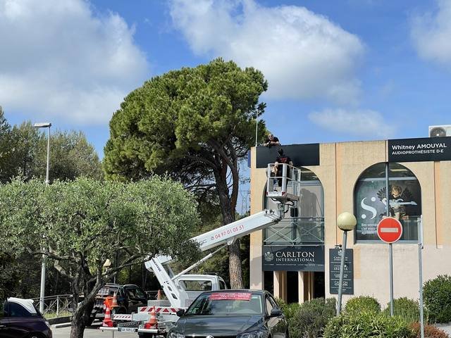 Pose & installation — Sonance Audition : pose enseigne nacelle facade immeuble