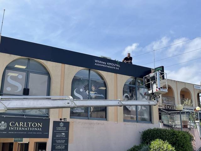 Pose & installation — Sonance Audition : pose enseigne nacelle facade immeuble