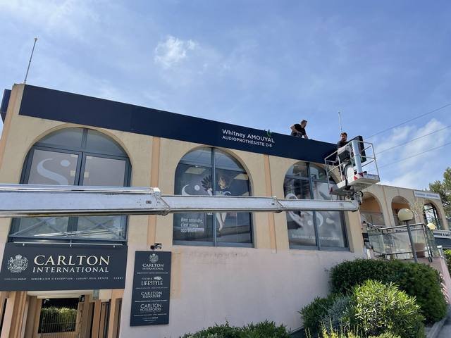 Pose & installation — Sonance Audition : pose enseigne nacelle facade immeuble