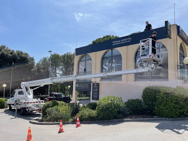 Pose & installation — Sonance Audition : pose enseigne nacelle facade immeuble