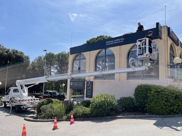 Pose & installation — Sonance Audition : pose enseigne nacelle facade immeuble
