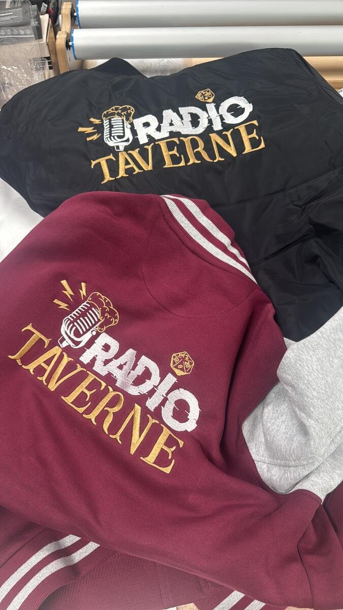 Veste bomber bordeaux avec broderie dorée personnalisée