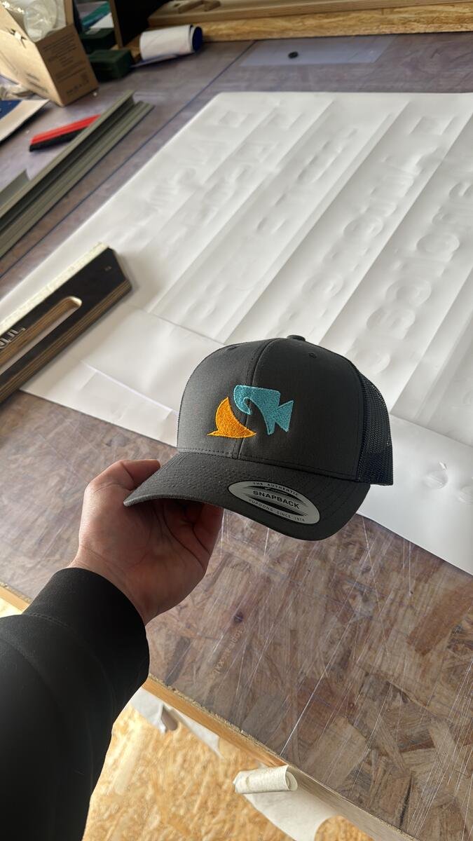 Casquette brodée personnalisée avec le logo d'un client, réalisée en atelier
