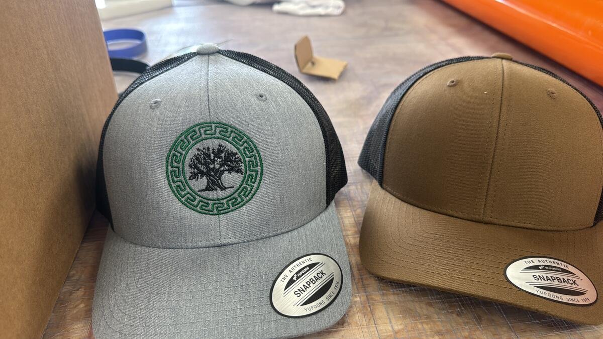 Casquettes brodées aux couleurs d'un client, marquage textile Diferance