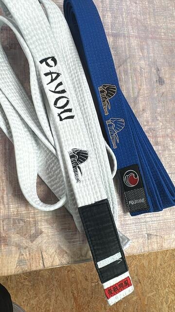 Ceintures de jiu-jitsu brésilien brodées au nom des pratiquants d'un club