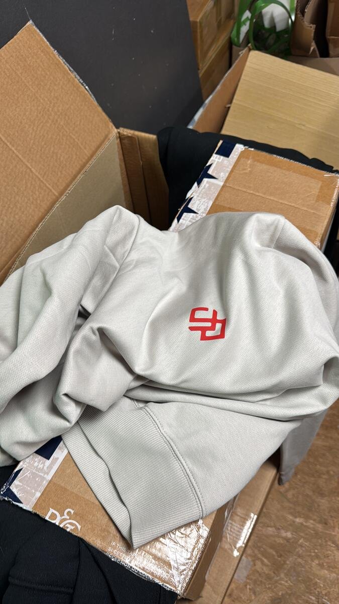 Sweat-shirt gris avec logo d'entreprise brodé en rouge sur la poitrine