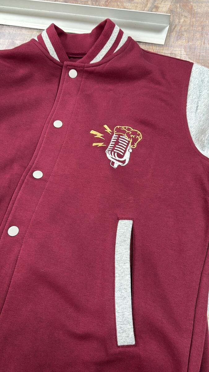 Veste teddy bordeaux avec broderie personnalisée sur la poitrine