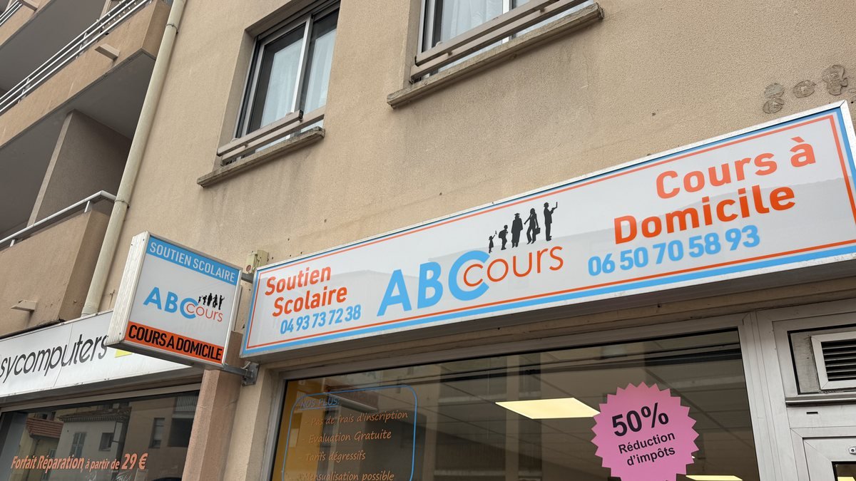 Enseigne en drapeau et bandeau de façade posés par Diferance sur la devanture d'un commerce des Alpes-Maritimes.