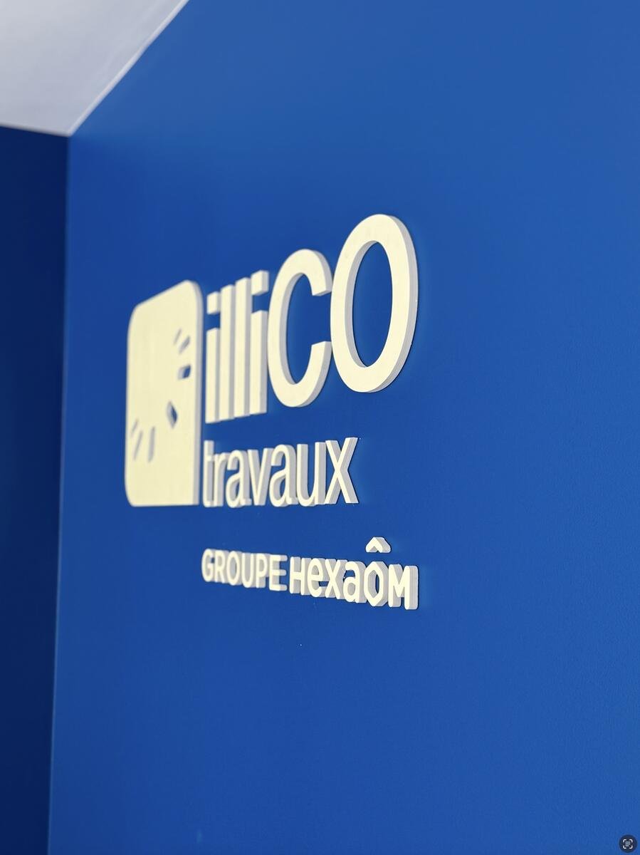 Enseigne en lettres relief blanches illiCO travaux sur fond bleu, fabriquée et posée par Diferance