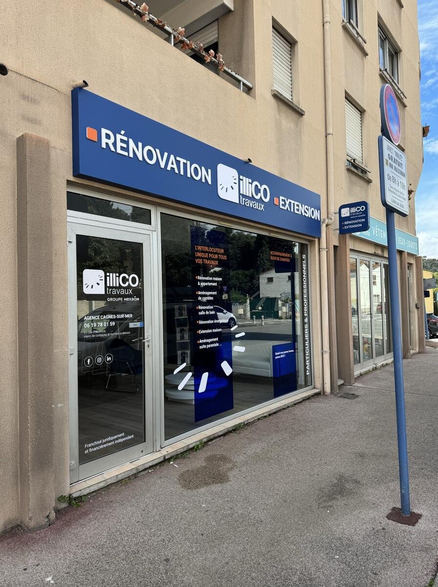 Enseigne et habillage de vitrine réalisés pour une agence de rénovation à Cagnes-sur-Mer