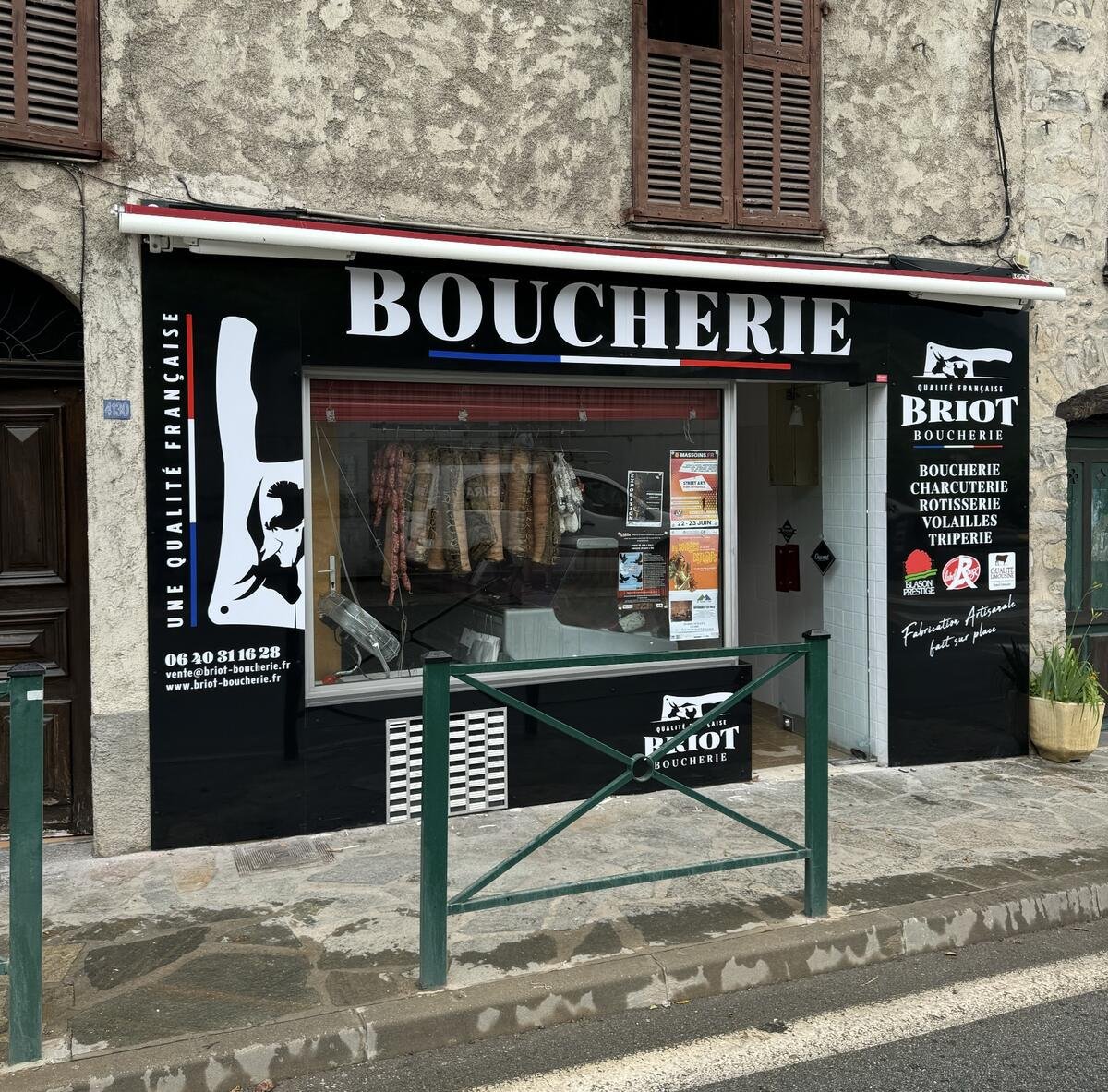 Habillage de vitrine et enseigne de la Boucherie Briot à Touet-sur-Var