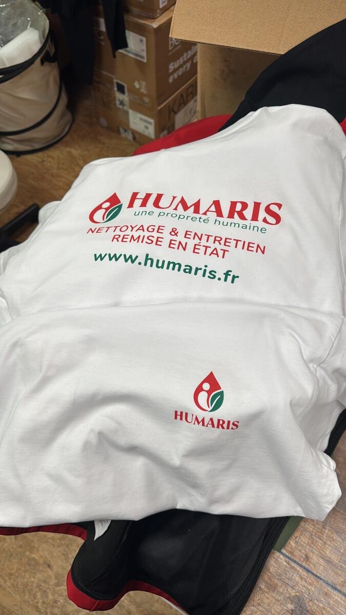 T-shirt blanc floqué aux couleurs de l'entreprise de nettoyage Humaris