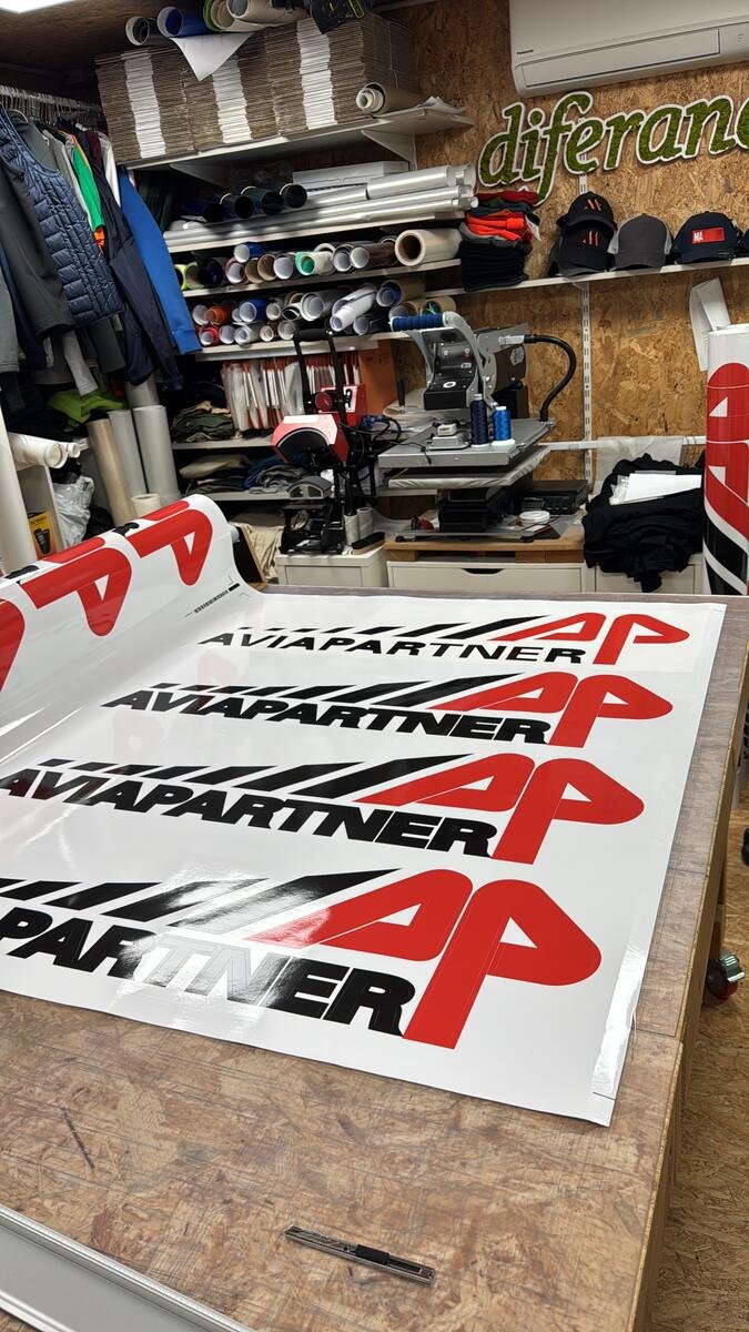 Planches d'adhésifs découpés Aviapartner sorties de production dans l'atelier