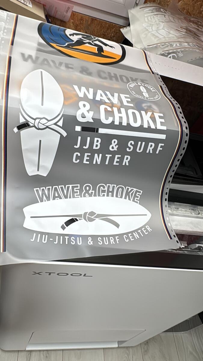Panneau imprimé grand format pour le Wave & Choke Jiu-Jitsu & Surf Center