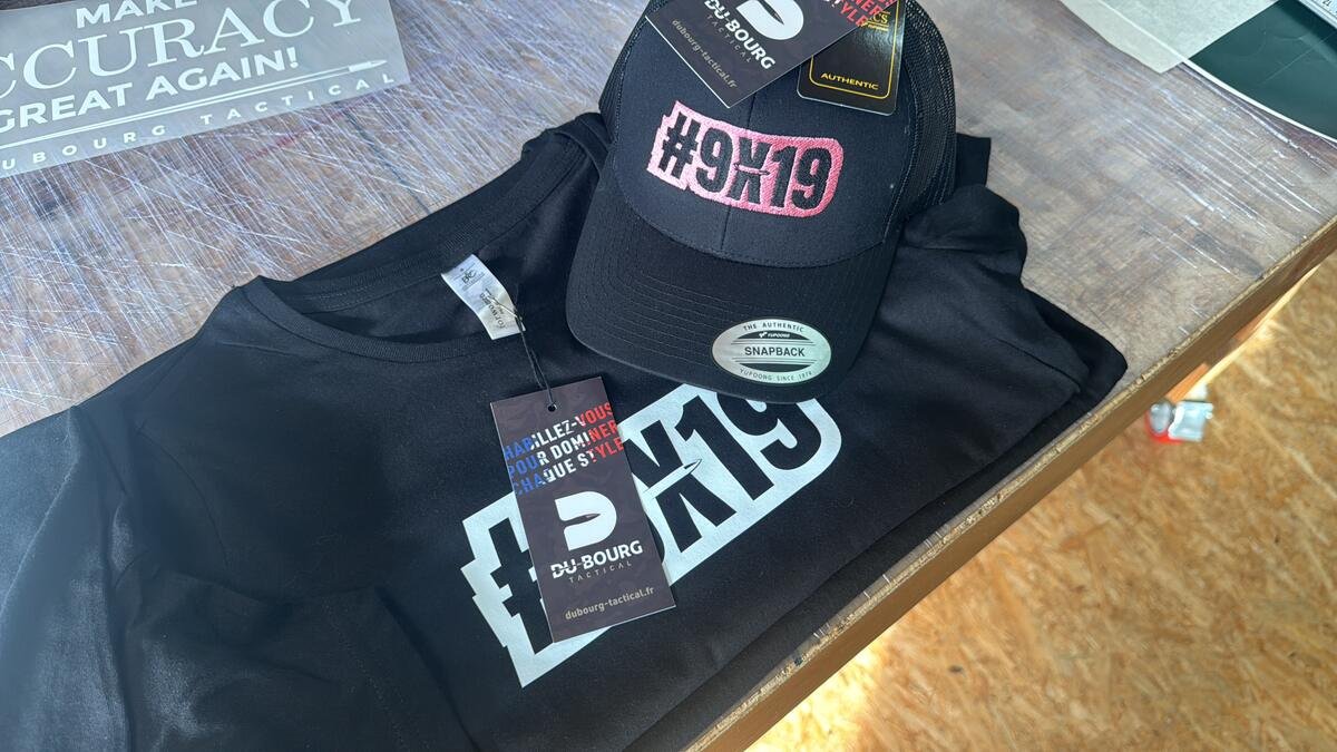 Casquette et t-shirt marqués pour la marque Du Bourg, série textile personnalisée