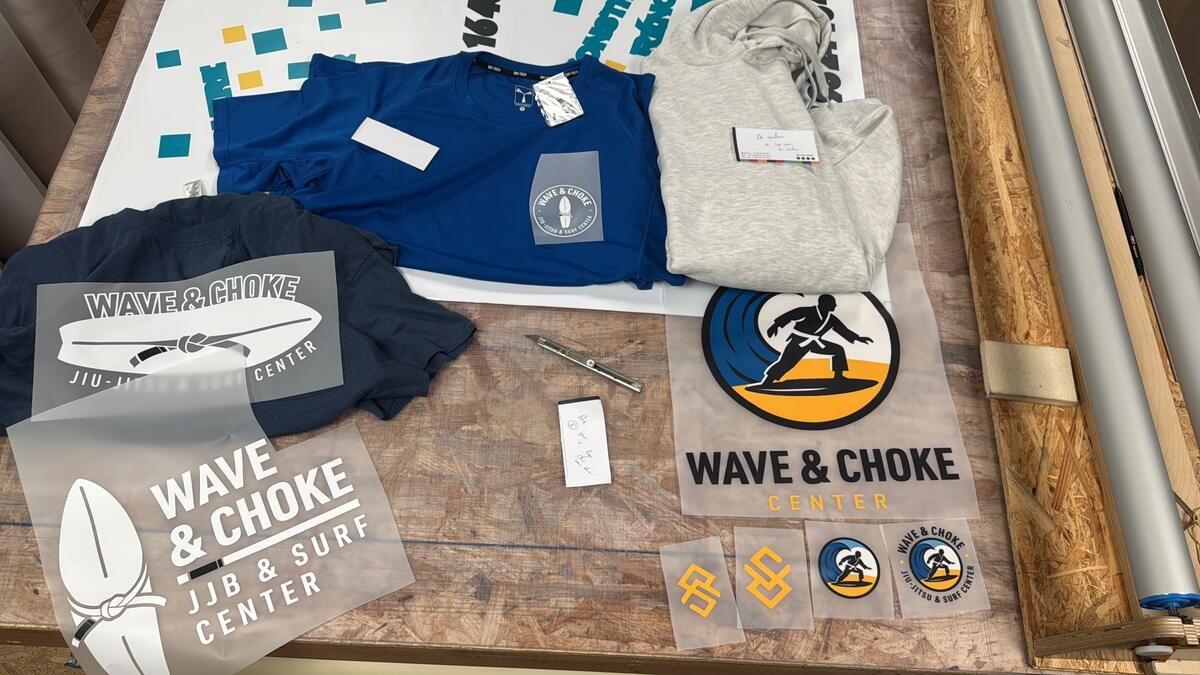 Textiles et supports marqués pour le club Wave & Choke Jiu-Jitsu & Surf Center