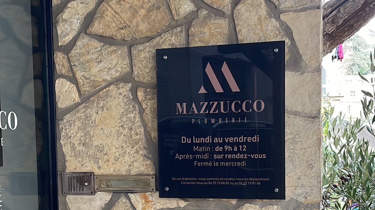 Plaque professionnelle en aluminium fixée en façade pour un artisan plombier, atelier Diferance Alpes-Maritimes