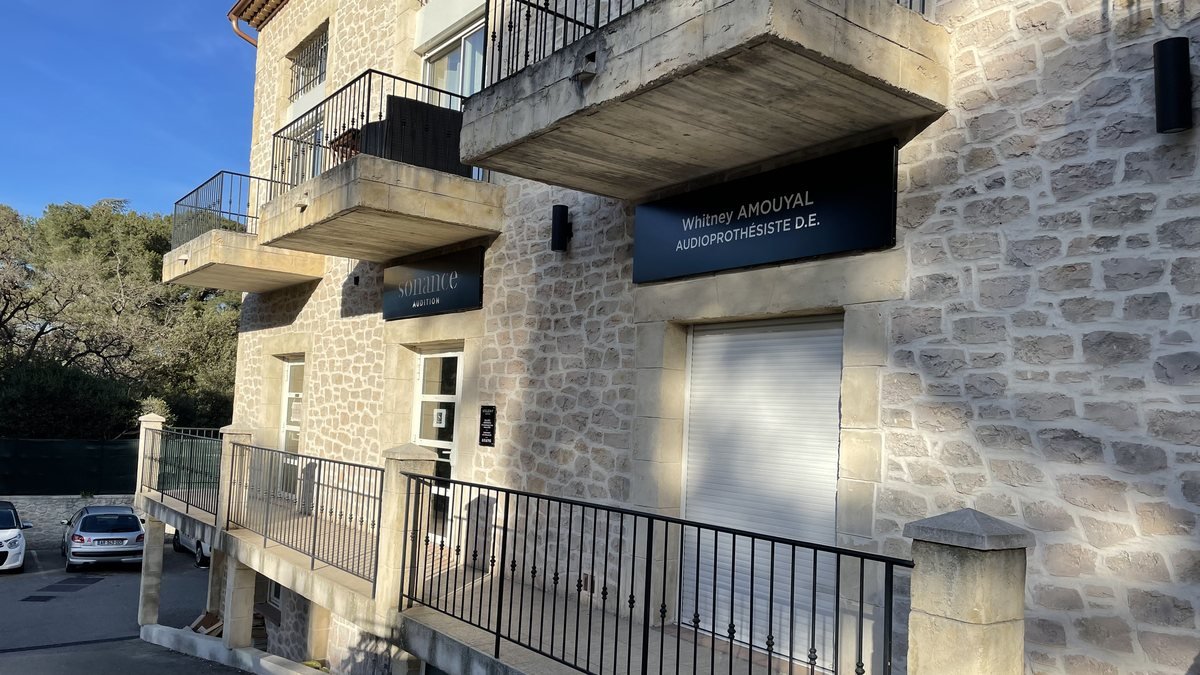 Plaque professionnelle posée en façade d'un centre d'audition, fixation aluminium par Diferance