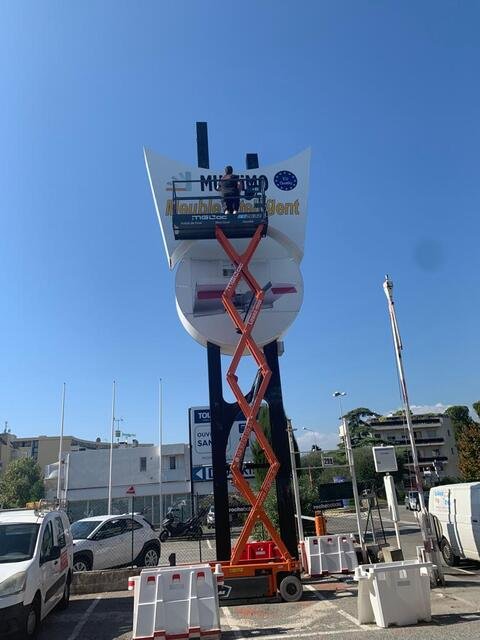 Pose d'un totem de signalétique par nacelle dans les Alpes-Maritimes