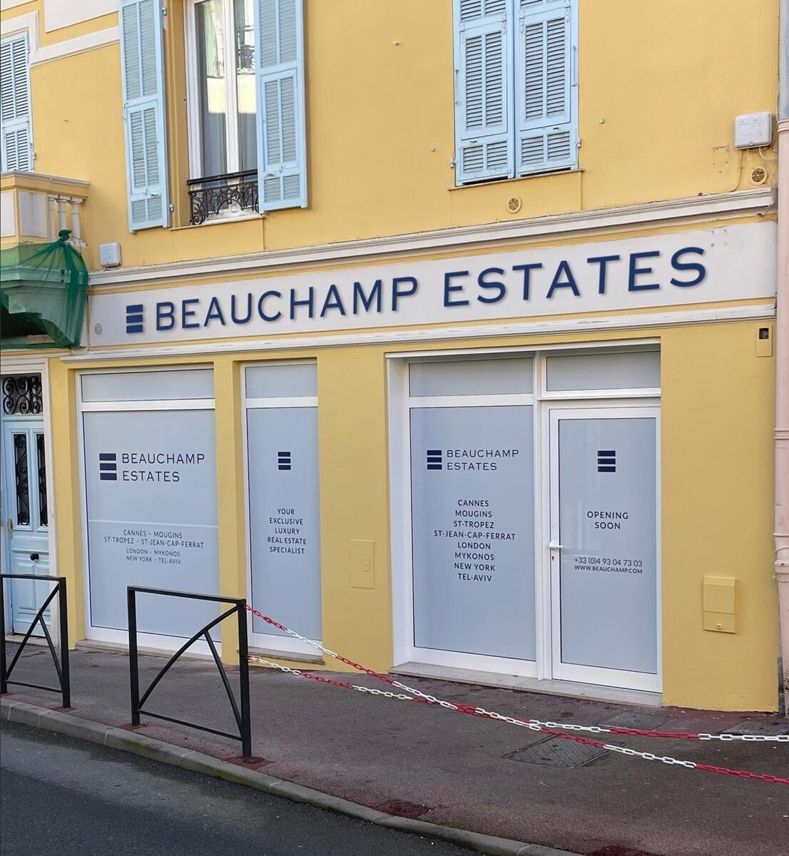 Vitrophanie et signalétique de l'agence immobilière Beauchamp Estates